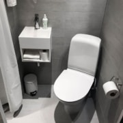 badeværelse med hvid sanitet